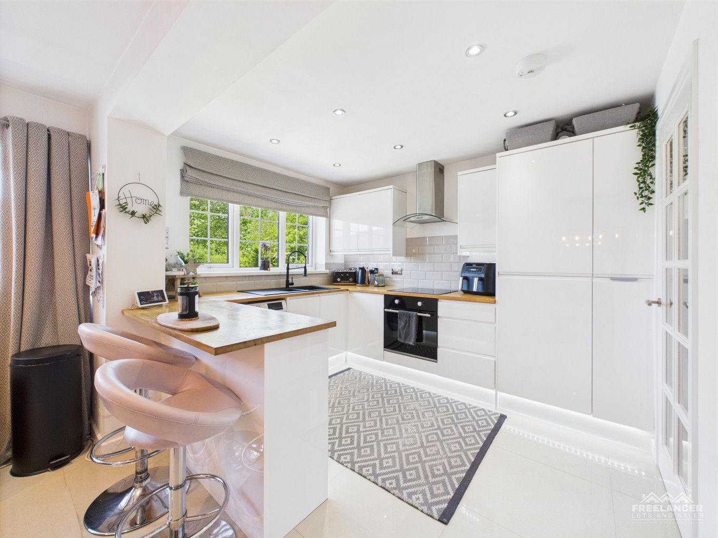 Images for Llanmartin EAID:freelancer BID:0004-0ac8-83a7-b613